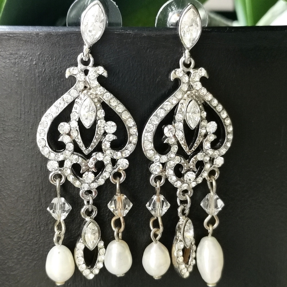 Crystal white freshwater pearl chandelier earrings 🆕 - Picture 6 of 6